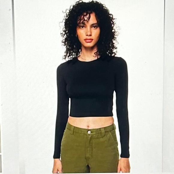Aritzia (Tna) Black Ribbed Long Sleeve Crop Top Size M - Picture 1 of 4